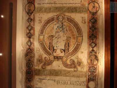 Ad aprire la preghiera del quinto foglio c�� un Cristo Pantocratore racchiuso in una �V� rovesciata, iniziale della parola Vere (�veramente�)